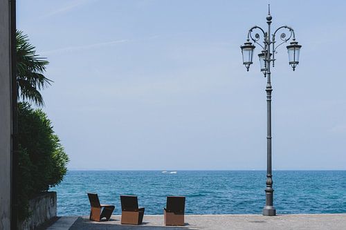 A bench with view at the lake