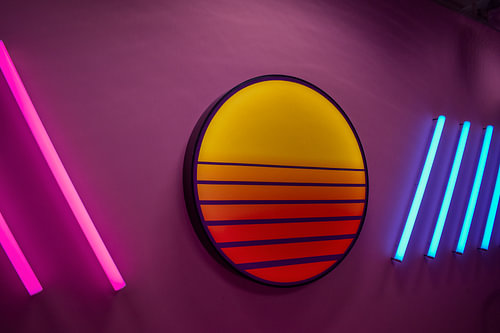 Retro neonzon in paars en blauw licht