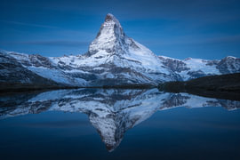 Reflets au sommet – art photographique alpin dans des tons de bleu glacé sur Albert Klee