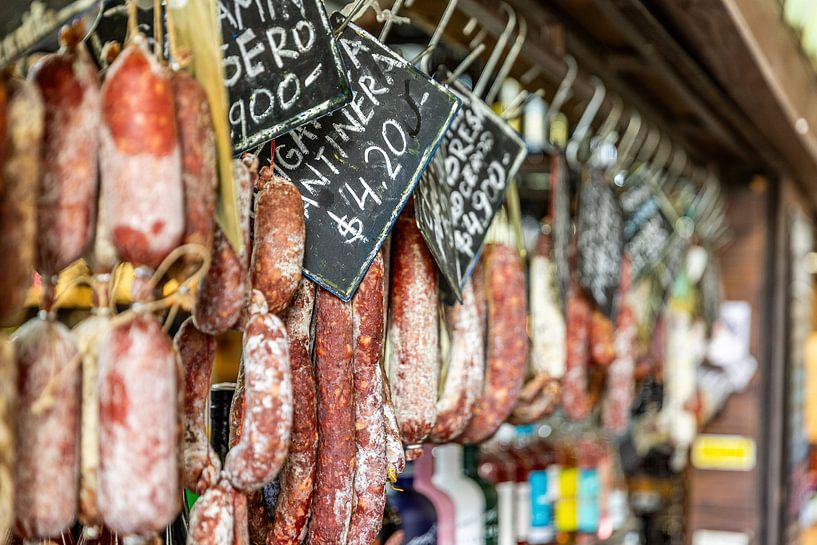 Handwerklich hergestellte Wurstwaren in argentinischer Marktatmosphäre von Ron Van Rutten