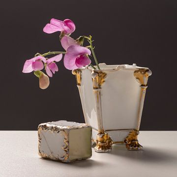 lathyrus dans un vase antique sur Ingrid Ravenhorst