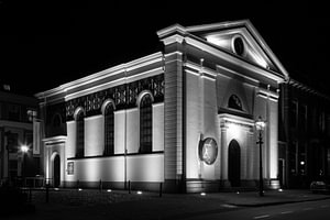 Joodse synagoge in Kampen in zwart-wit