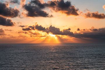 Gouden licht door de wolken boven de zee van Nazaré (0213) van Reezyard