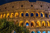 Roman Coliseum und seine unverwechselbare leuchtende Schönheit nachts in Rom - Italien