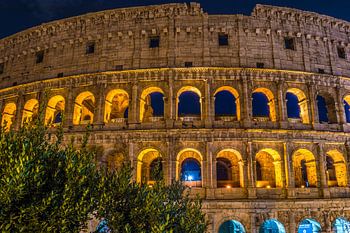 Roman Coliseum en zijn onmiskenbare lichtgevende schoonheid 's nachts in Rome - Italië