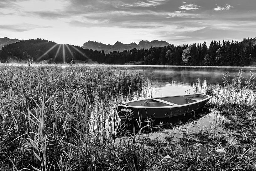 Zonsopgang bij Geroldsee van Walter G. Allgöwer