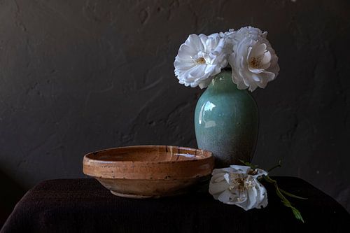 Stilleben mit weißen Rosen in grüner Vase