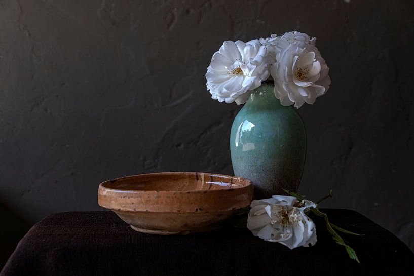 Stilleben mit weißen Rosen in grüner Vase von Affect Fotografie