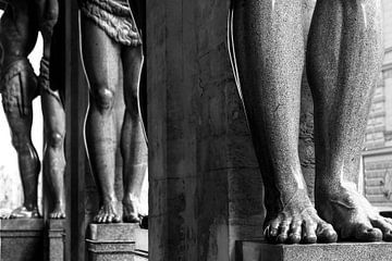 Nahaufnahme der Bronzebeine der Atlas-Statuen am Eingang der Eremitage in St. Petersburg, Russland,  von WorldWidePhotoWeb