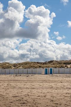 Hutjes op het strand in Zeeland. van Floyd Angenent