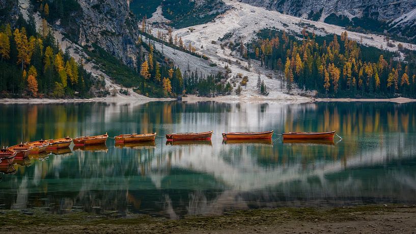 Tussen Avondrust en Bergwanden – Lago di Braies van Teun Ruijters