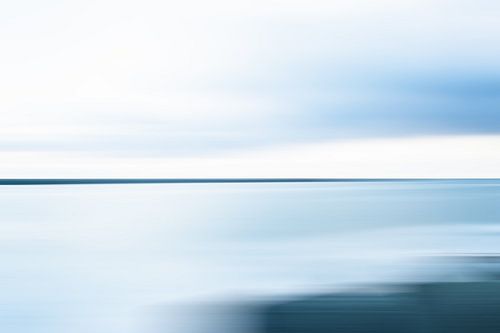 De kust van Scheveningen tijdens een bewolkte heldere dag.