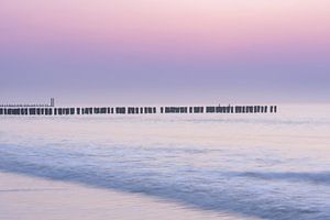 Purple haze na zonsondergang bij Domburg aan zee van Dave Zuuring
