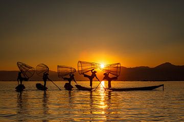 De vissers van Inle Lake in Myanmar van Roland Brack