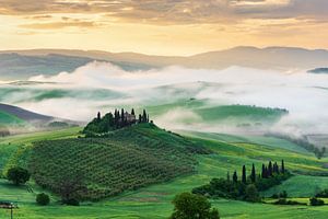 Morgennebel in der Toskana von Michael Valjak