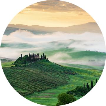 Morning mist in Tuscany van Michael Valjak