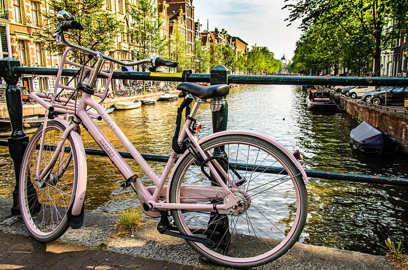 Fiets op brugleuning over gracht in Amsterdam Nederland van Dieter Walther
