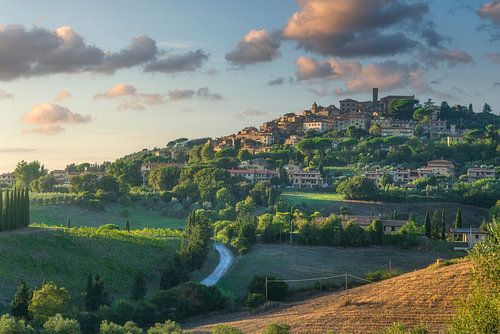 Lumière dorée sur le village de Casale Marittimo dans la campagne toscane