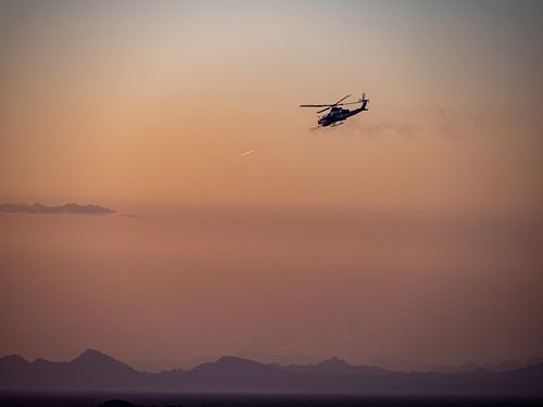 Hélicoptère d'attaque AH1 Cobra au coucher du soleil.