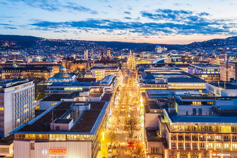 Stuttgart met Königstraße 's nachts van Werner Dieterich