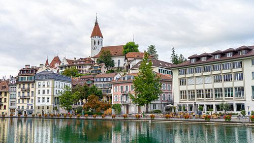 Uitzicht vanaf het water op Thun (Zwitserland)