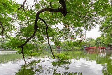 Pont rouge sur le lac Huan Kiem à Hanoi - Vietnam sur Rick Van der Poorten