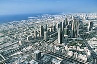 Dubai skyline met prachtige stad dicht bij de drukste snelweg van Tjeerd Kruse thumbnail