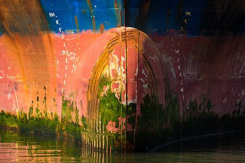 De boeg van een afgemeerd schip aan de havenkade