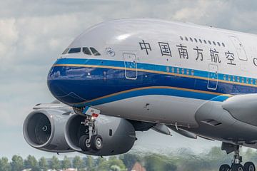Take-off! Opstijgen van een Airbus A380 van China Southern Airlines vanaf de Polderbaan. van Jaap van den Berg