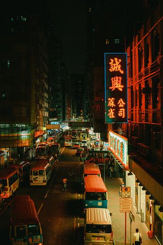 Neonlichter und rote Busse: Hongkongs Nachtleben