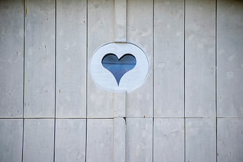 Coeur dans une porte française en bois