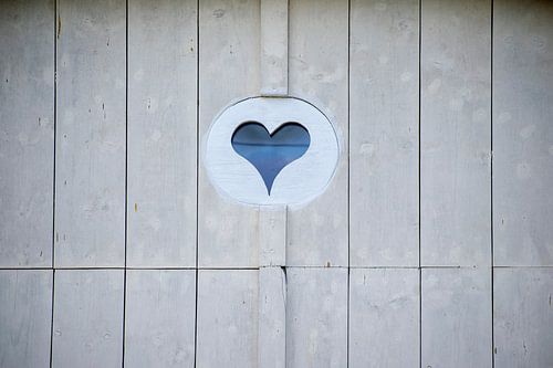 Coeur dans une porte française en bois