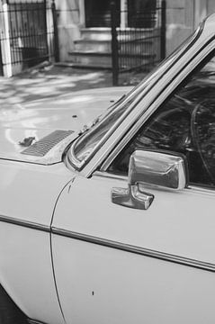 Voiture ancienne en noir et blanc