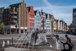 Blick auf die Altstadt der Hansestadt Rostock mit Brunnen und alten Häuserzeilen, Mecklenburg-Vorpommern Deutschland