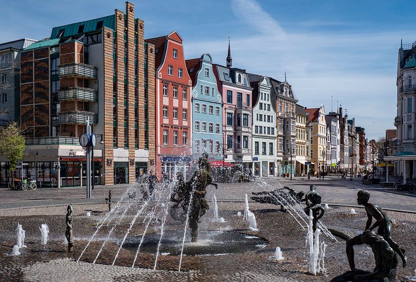 Gezicht op het oude stadscentrum van de Hanzestad Rostock met fonteinen en rijen oude huizen, Mecklenburg-Vorpommern Duitsland van Animaflora PicsStock