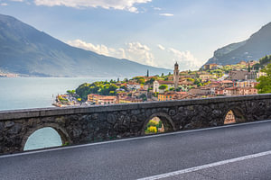 Panoramablick auf Limone sul Garda von der Gardaseestraße aus