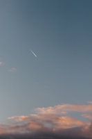 Avion. Le ciel. Coucher de soleil. Couleurs pastel. Photographie d'art.