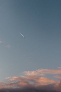 Flugzeug. Himmel. Sonnenuntergang. Pastellfarben. Kunstfotografie.