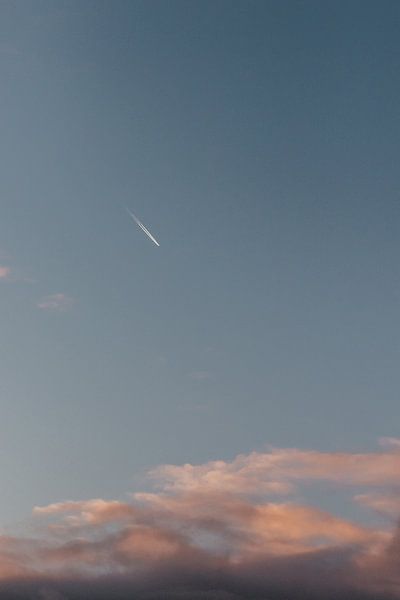Vliegtuig. Lucht. Zonsondergang. Pastelkleuren. Fine art fotografie. van Quinten van Ooijen