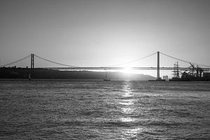 de haven van Lissabon bij zonsondergang van Leo Schindzielorz