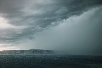 Storm boven zee en een eiland in Kroatie van Ayla Maagdenberg