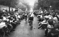 Tour de France wielrenners en juichende menigte