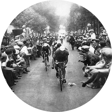 Tour de France wielrenners en juichende menigte van Bridgeman Images