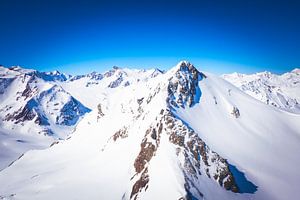 Blick auf die verschneiten Tiroler Alpen in Österreich im Winter