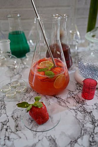 Strawberry Lemon Mint Sparkling Wine Punch in een fles