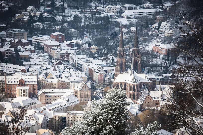 Gezicht op de winterse Elisabethkerk van Jürgen Schmittdiel Photography