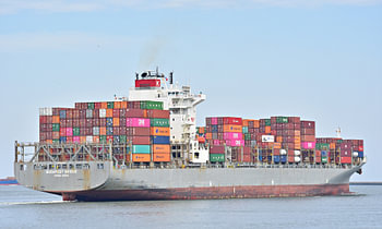 Containerschiff Budapest-Brücke