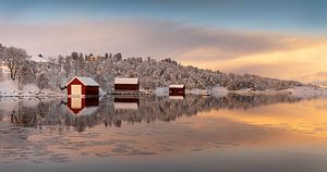 Bootshäuser im Winter auf Senja, Norwegen
