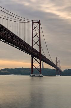 De Ponte de 25 Abril in het ochtendlicht - Prachtig Lissabon van Rolf Schnepp