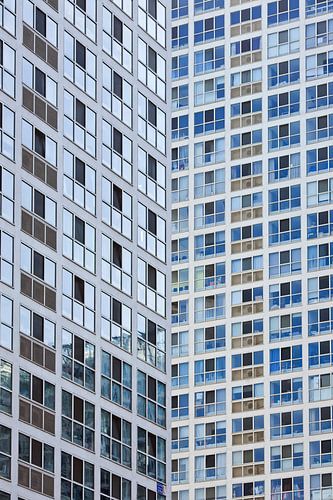 Reflexion in der Glasoberfläche eines Wolkenkratzers